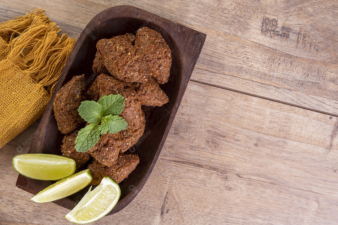Snack árabe tradicional frito feito com trigo e recheado