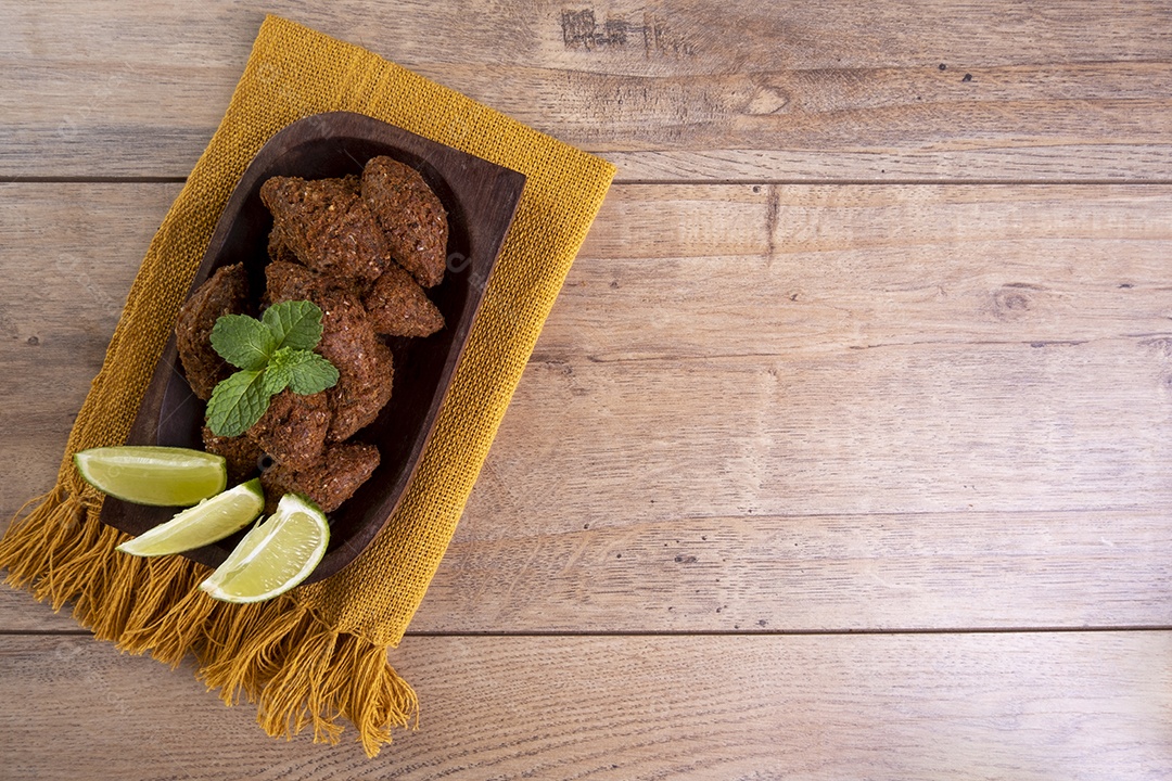 Snack árabe tradicional frito feito com trigo e recheado