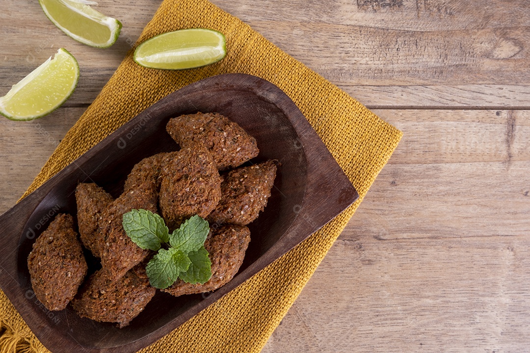 Snack árabe tradicional frito feito com trigo e recheado