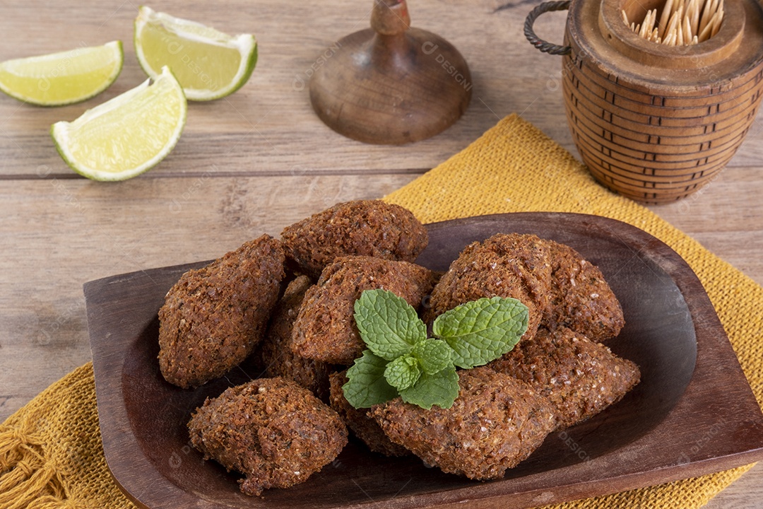 Snack árabe tradicional frito feito com trigo e recheado