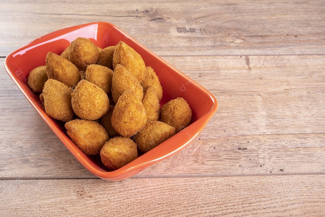 Salgadinho frito tradicional brasileiro recheado com frango.
