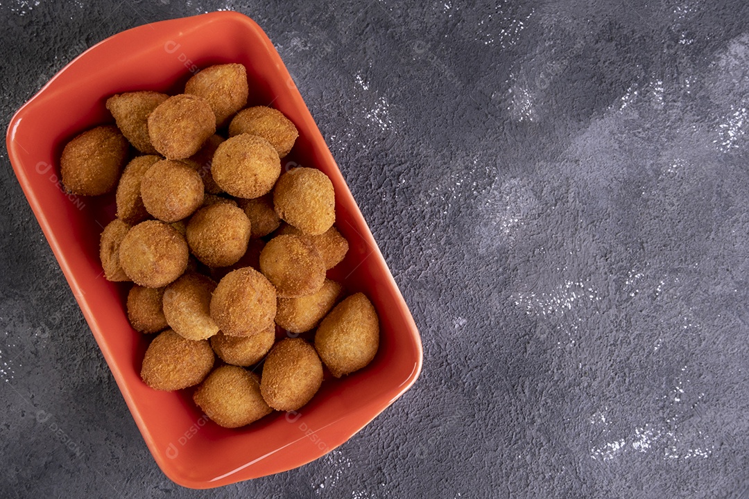 Salgadinho frito tradicional brasileiro recheado com frango.