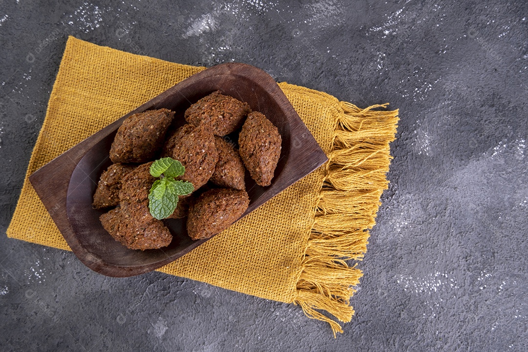 Snack árabe tradicional frito feito com trigo e recheado