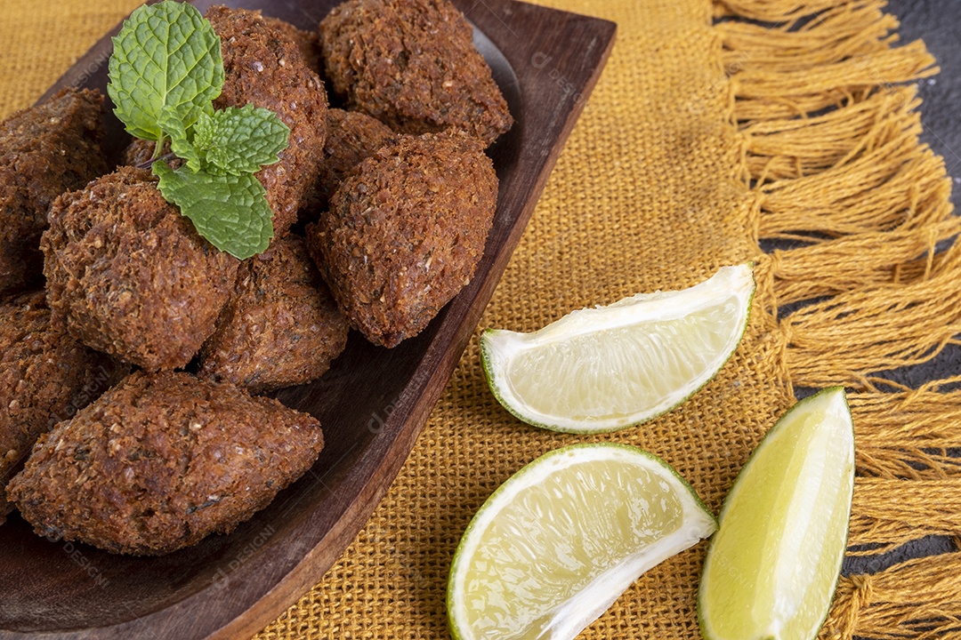 Snack árabe tradicional frito feito com trigo e recheado