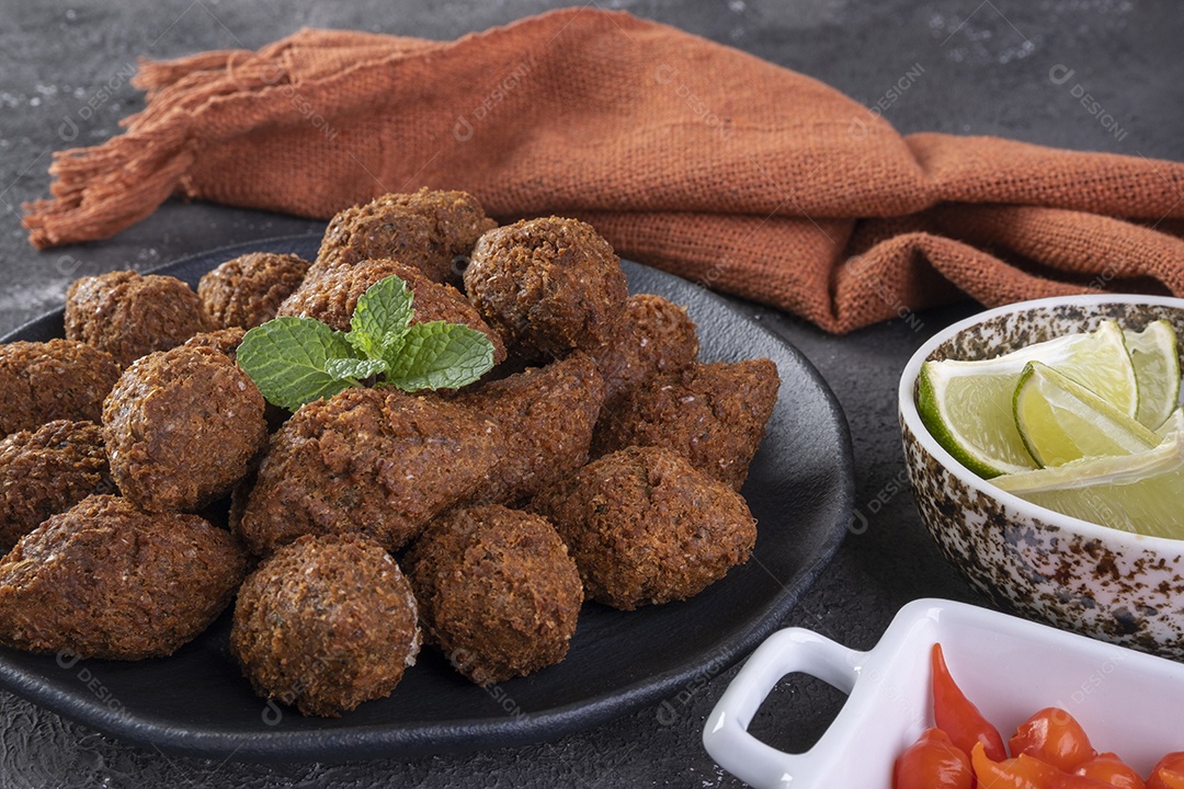 Lanche tradicional árabe frito feito com trigo e recheado