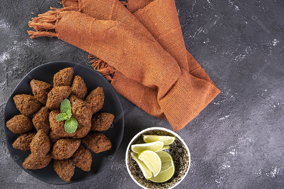 Snack árabe tradicional frito feito com trigo e recheado