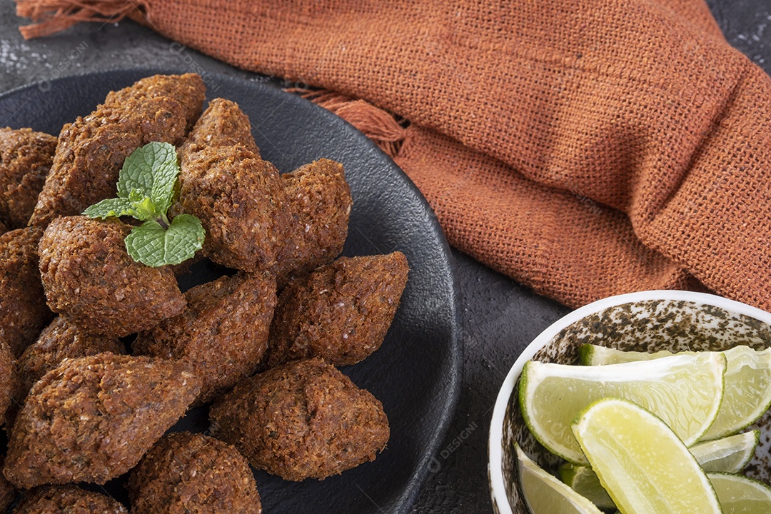 Snack árabe tradicional frito feito com trigo e recheado