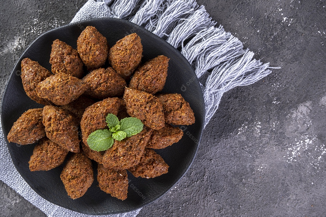 Snack árabe tradicional frito feito com trigo e recheado