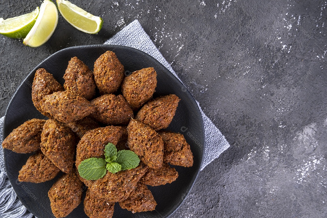 Tradicional salgadinho árabe frito feito com trigo e recheado com carne moída.