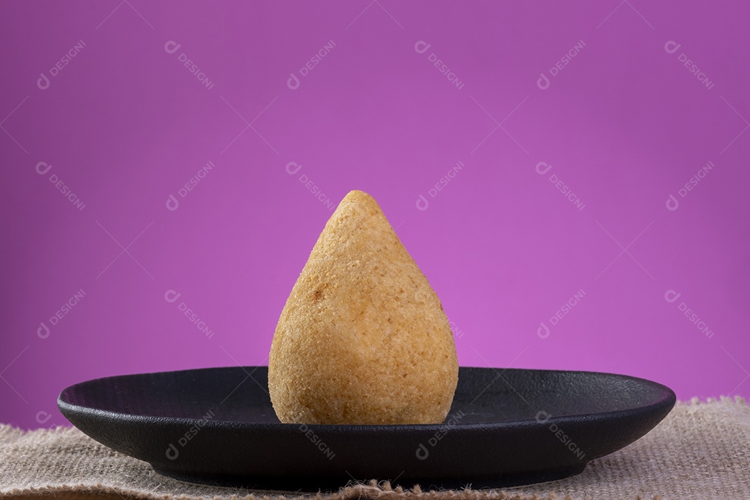 Coxinha na chapa preta com fundo rosa