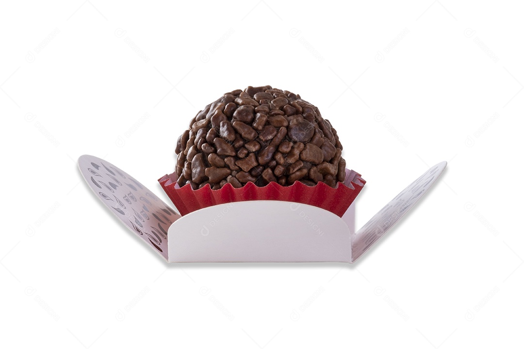 Brigadeiro em embalagem de papel isolado no fundo branco