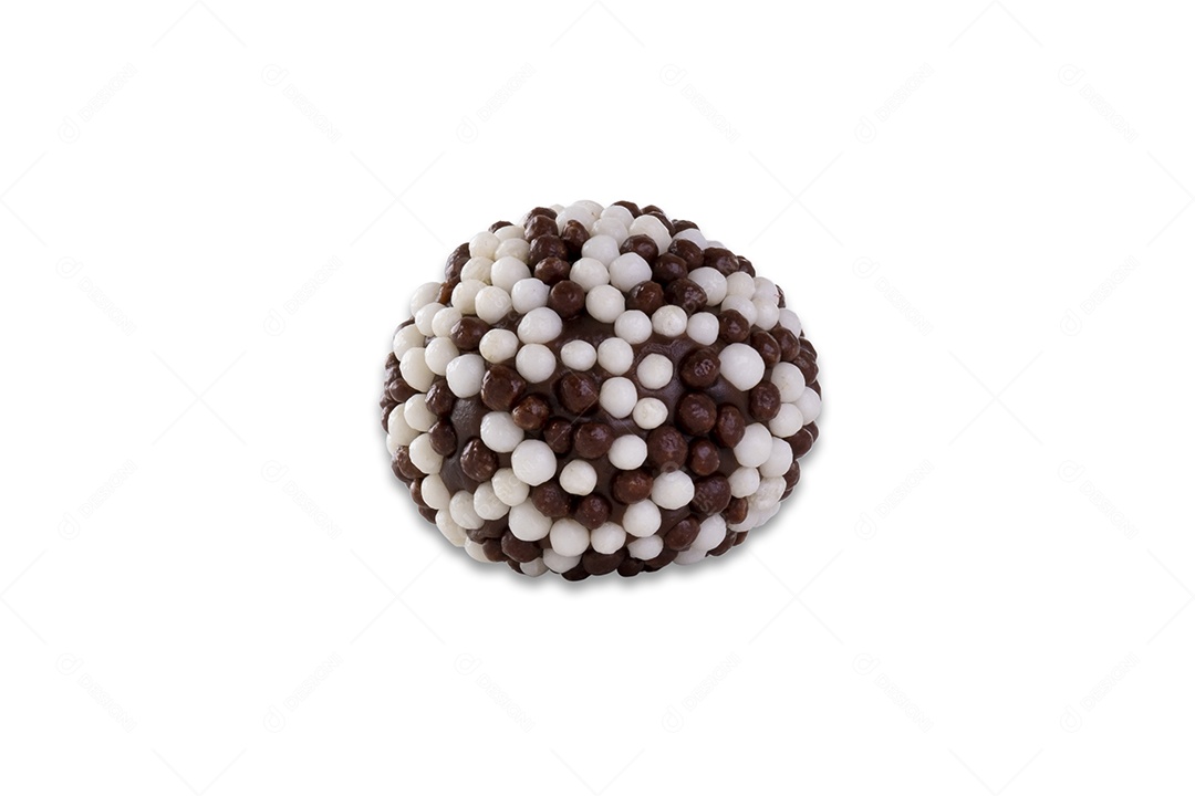 Brigadeiro com bolinhas crocantes brancas e pretas isoladas no fundo branco.