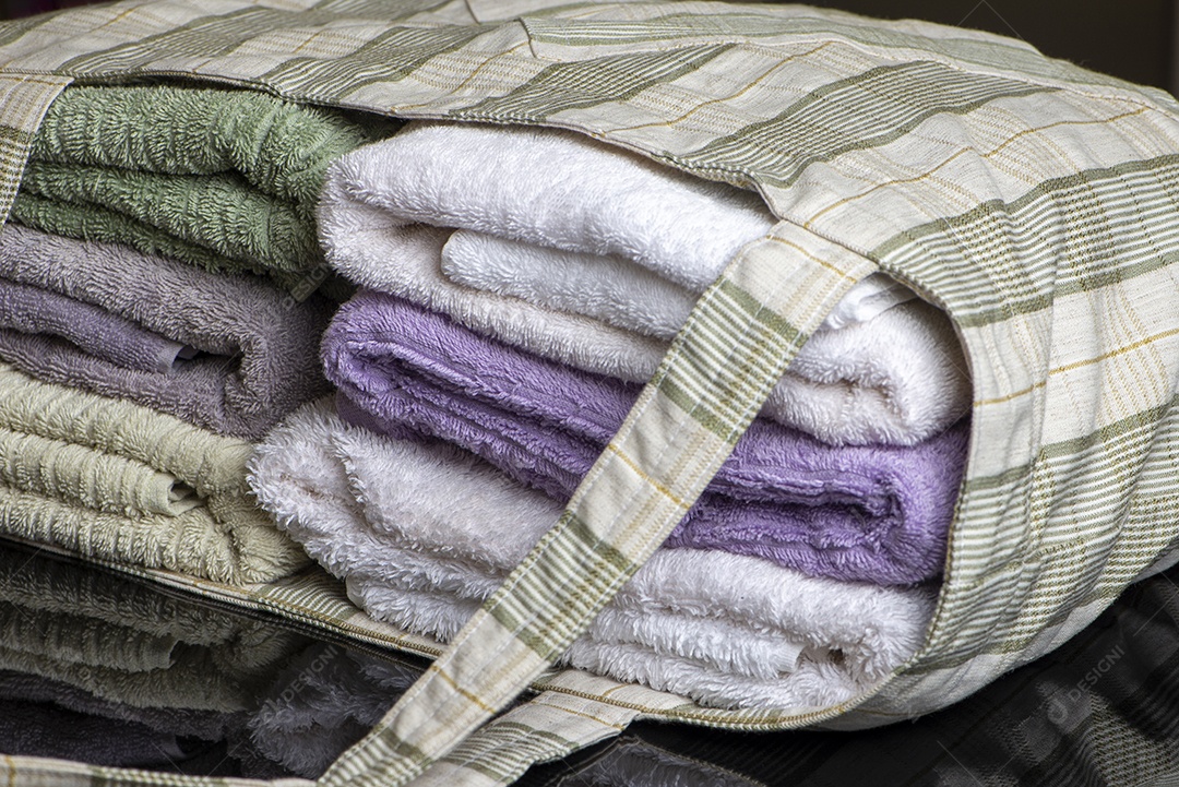 Bolsa de tecido com toalhas de banho