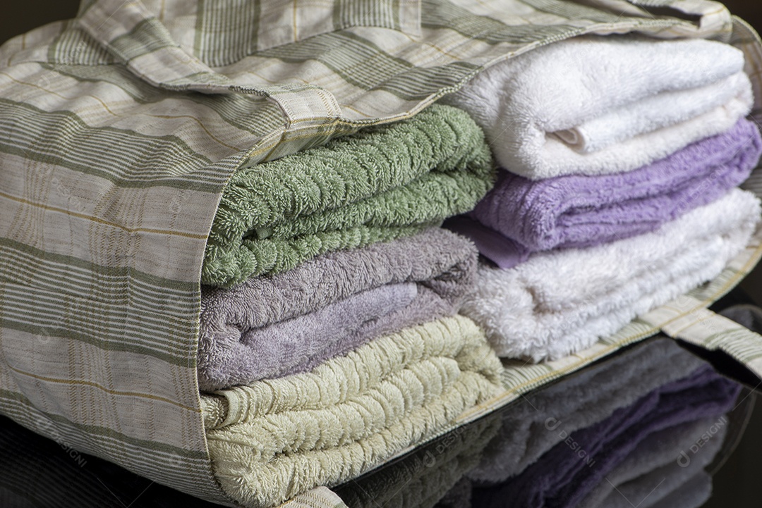 Bolsa de tecido com toalhas de banho