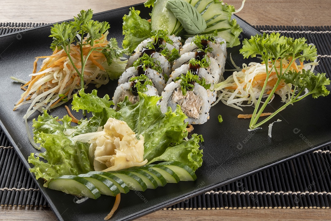 Uramaki de salmão grelhado com cream cheese.