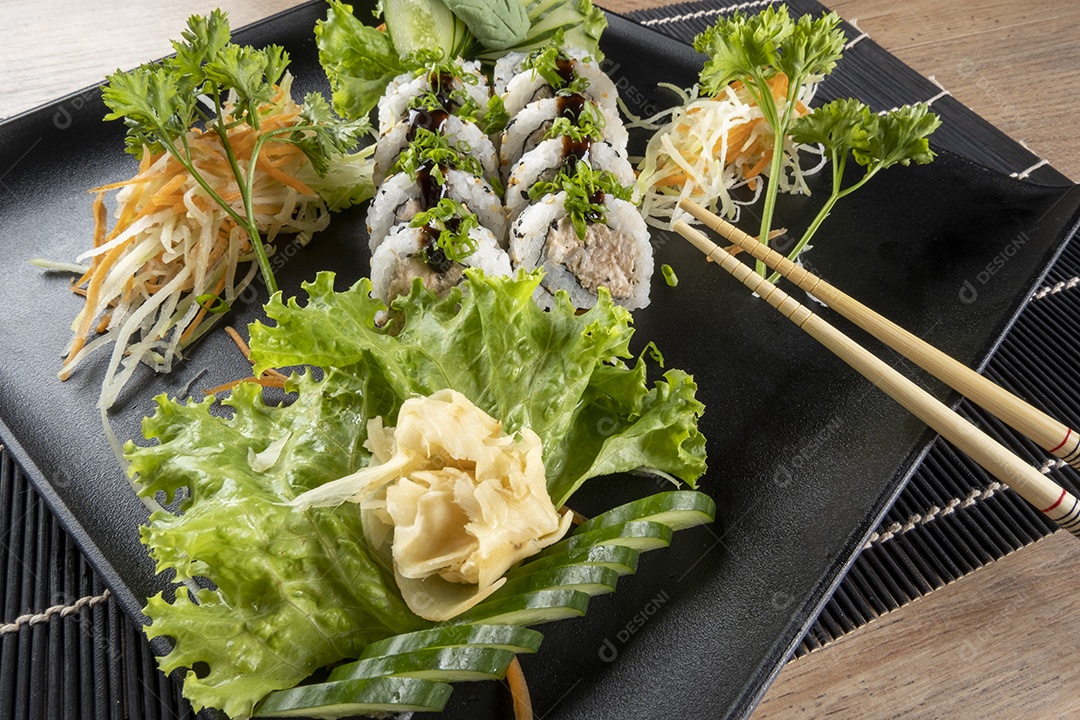 Uramaki de salmão grelhado com cream cheese.