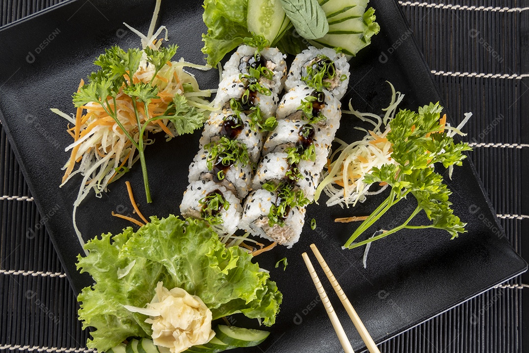 Uramaki de salmão grelhado com cream cheese.