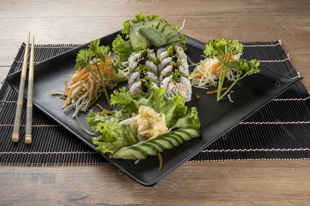 Uramaki de salmão grelhado com cream cheese.