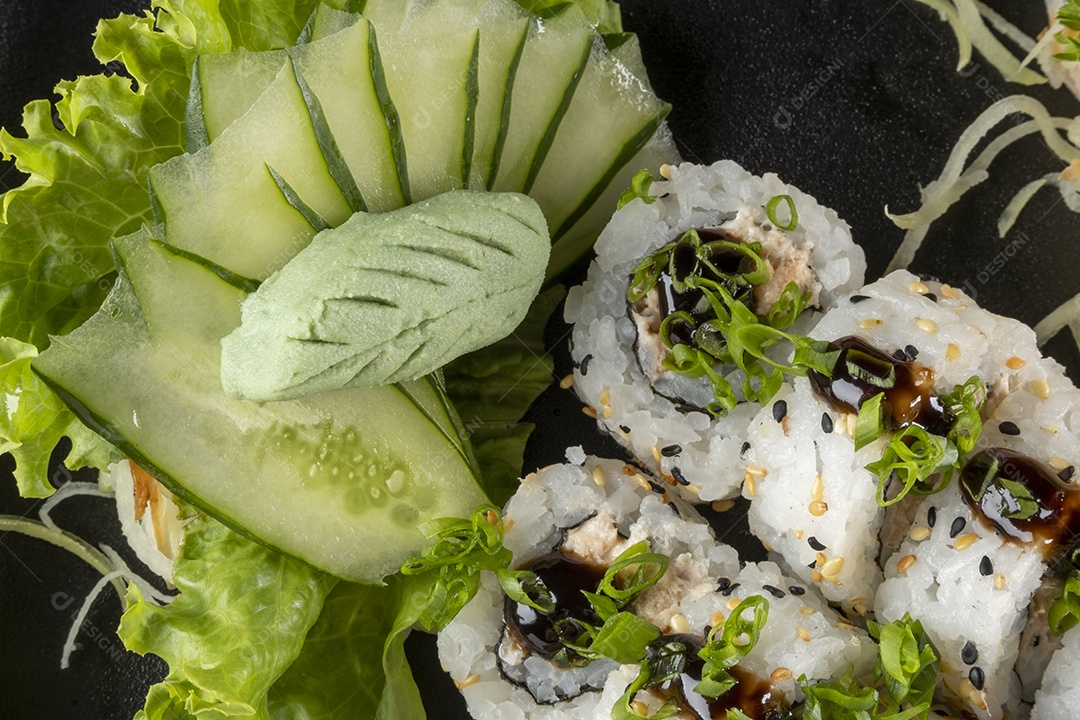 Uramaki de salmão grelhado com cream cheese.