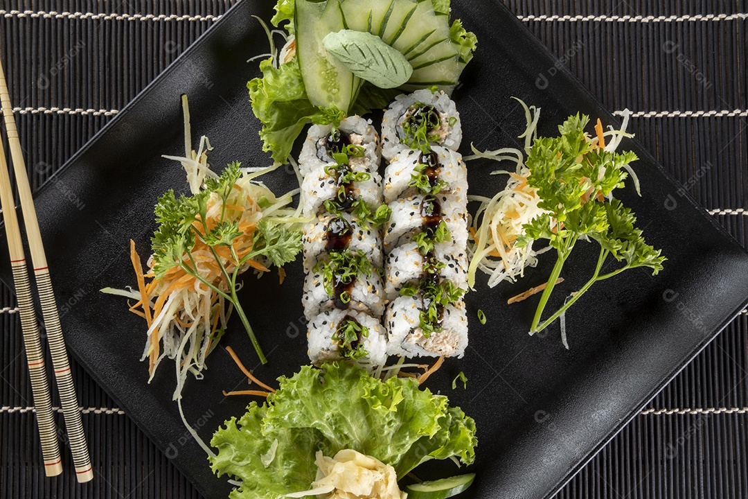 Uramaki de salmão grelhado com cream cheese.