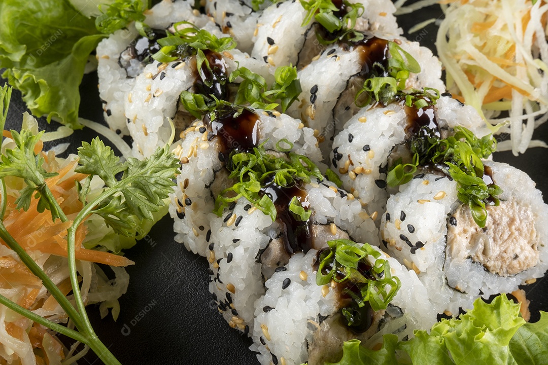 Uramaki de salmão grelhado com cream cheese.