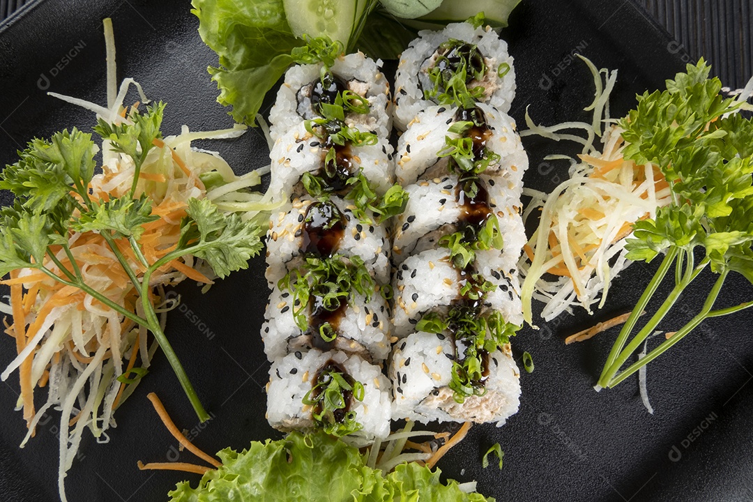 Uramaki de salmão grelhado com cream cheese.