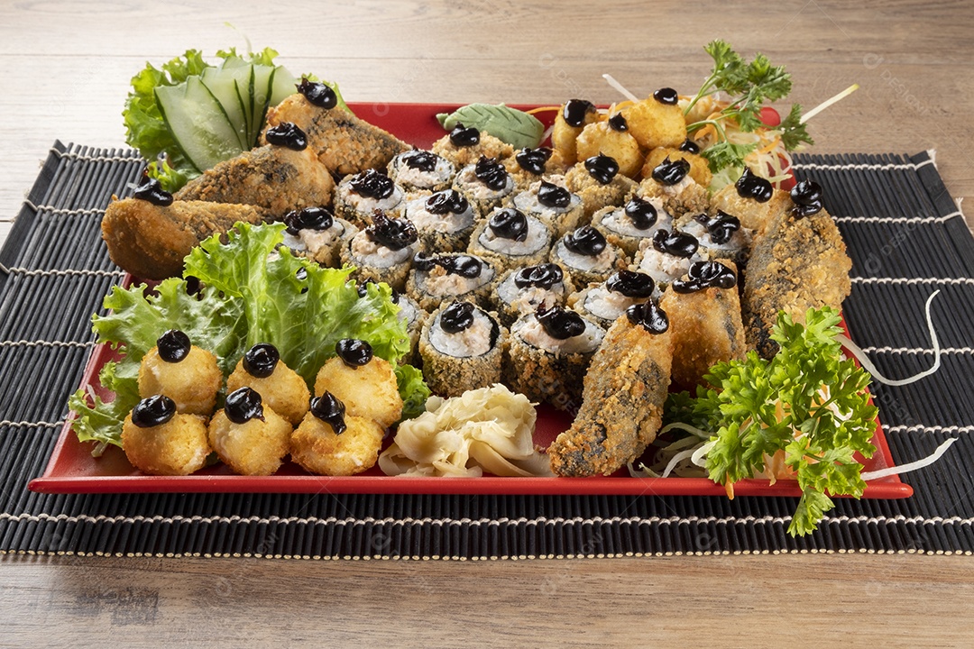 temaki de salmão frito e hot holl de arroz com salmão e cream cheese.