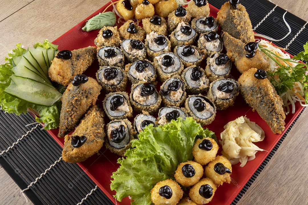 Temaki de salmão frito e hot holl de arroz com salmão e cream cheese.