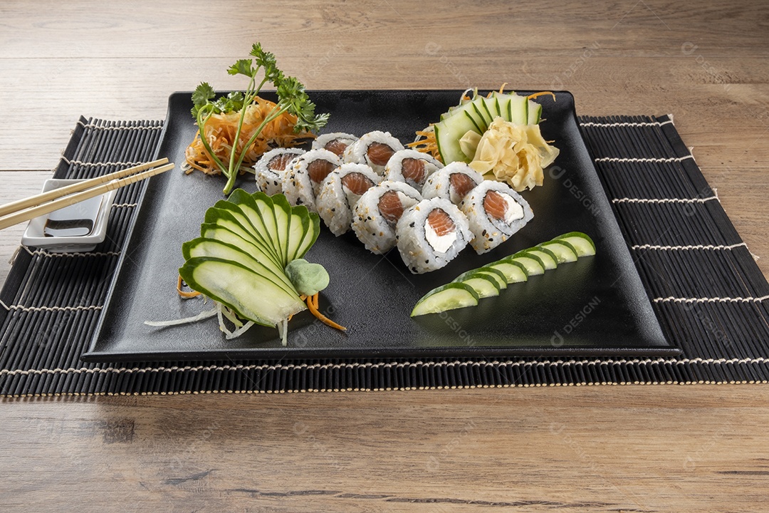 Uramaki de salmão grelhado com cream cheese.