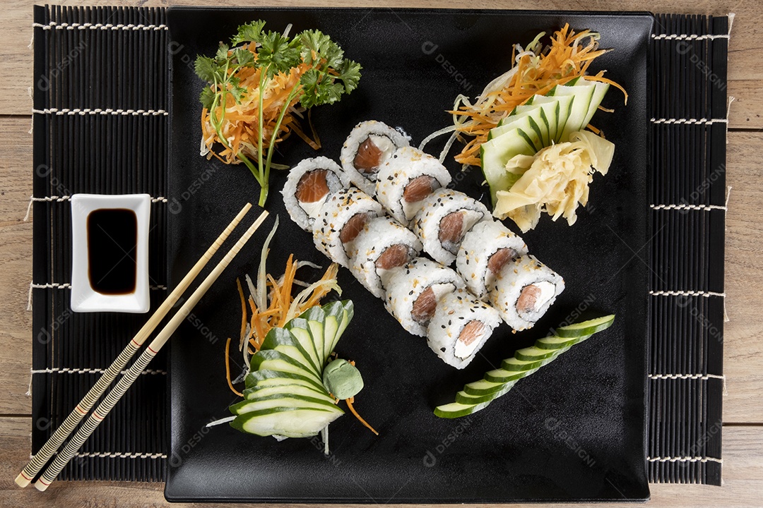 Uramaki de salmão grelhado com cream cheese.