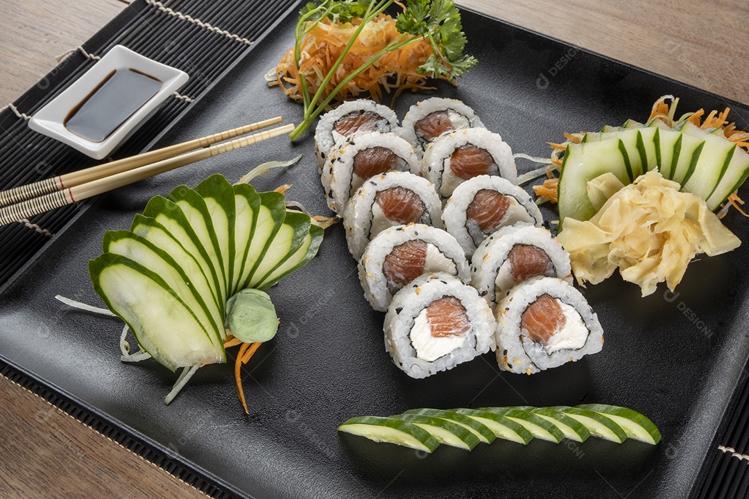 mistura de sushi e sashimi na chapa preta