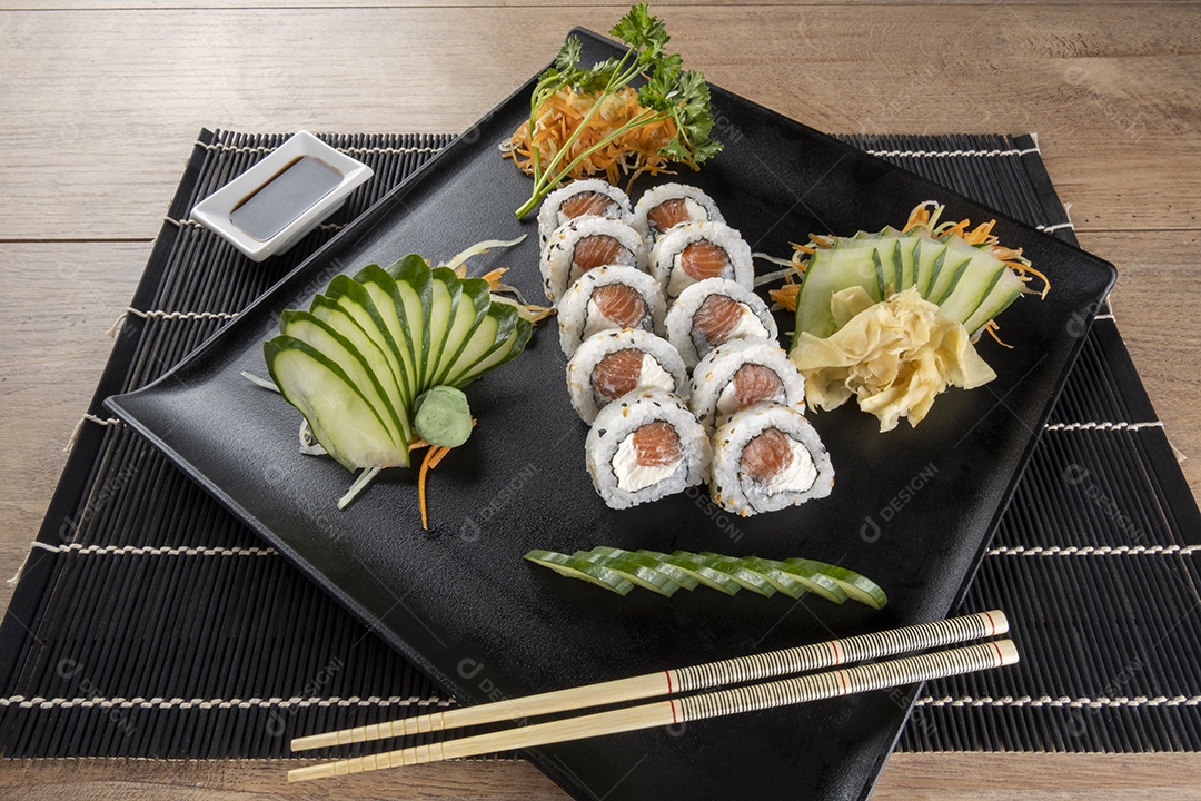 Uramaki de salmão grelhado com cream cheese.