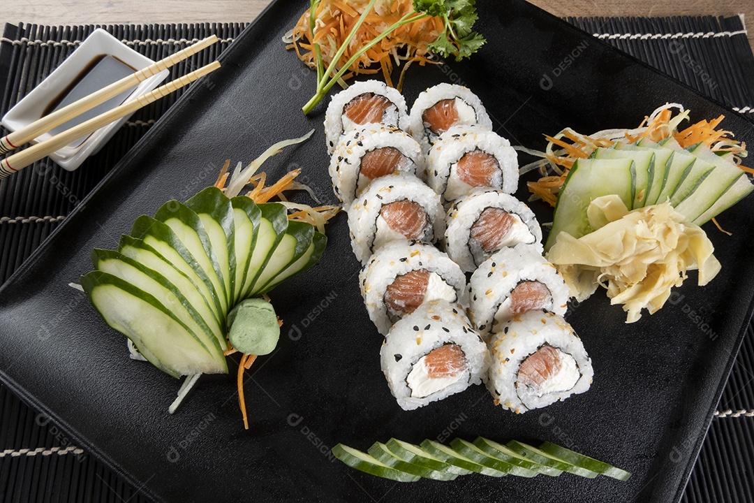 Uramaki de salmão grelhado com cream cheese.