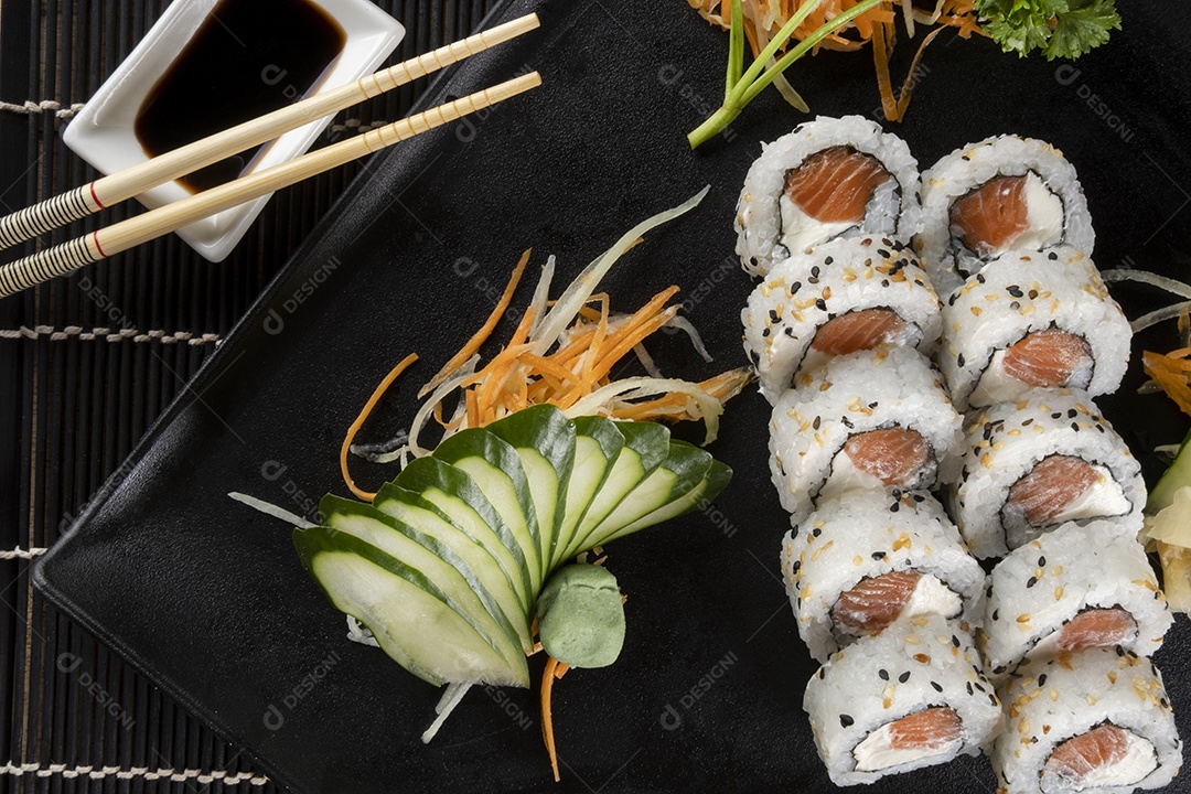 Uramaki de salmão grelhado com cream cheese.