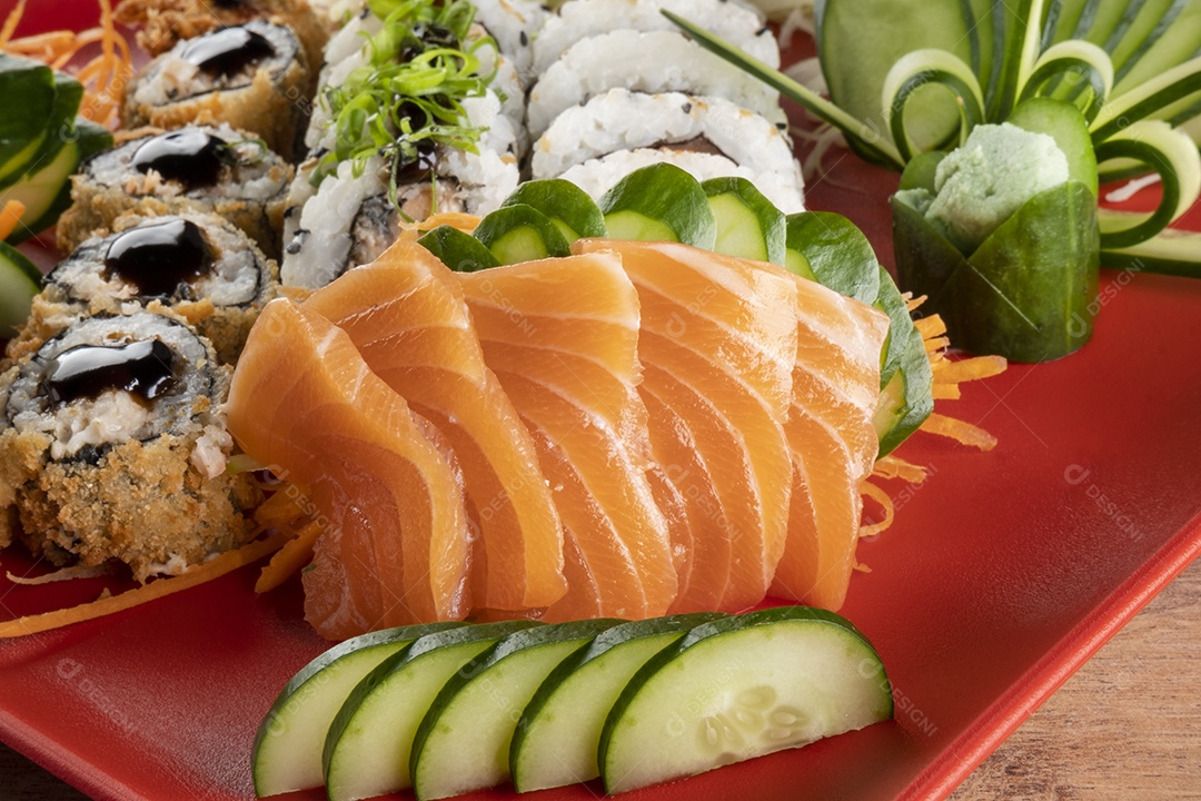 Uramaki de salmão grelhado com cream cheese.