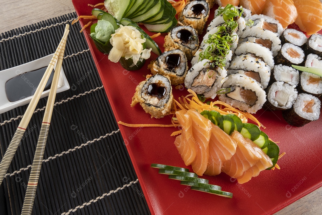 Uramaki de salmão grelhado com cream cheese.