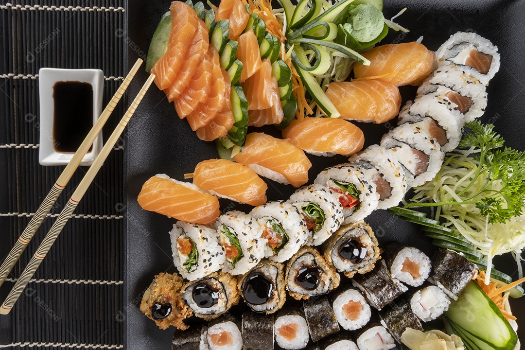 Uramaki de salmão grelhado com cream cheese.