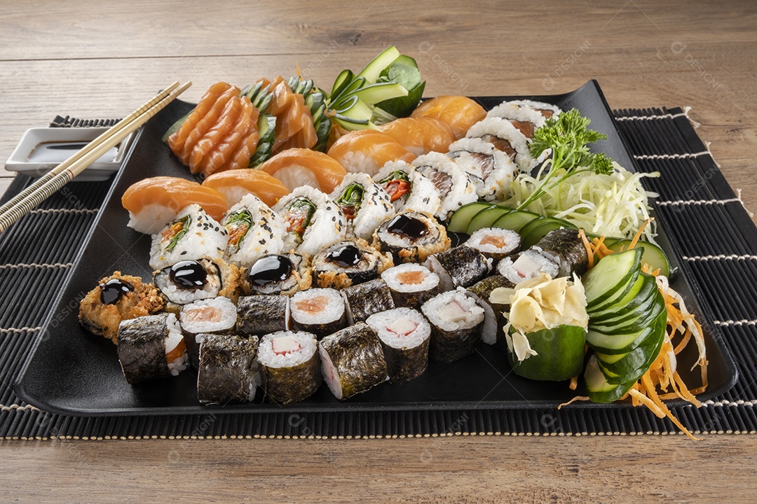 Temaki de salmão frito e hot holl de arroz com salmão e cream cheese.