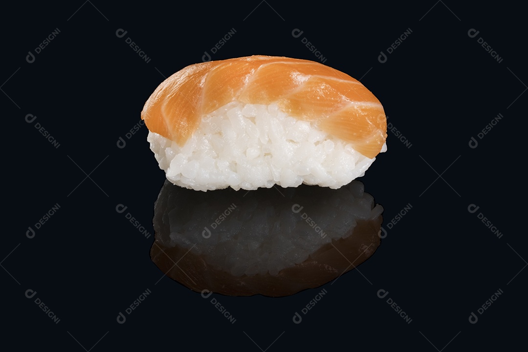Sushi isolado no fundo preto.