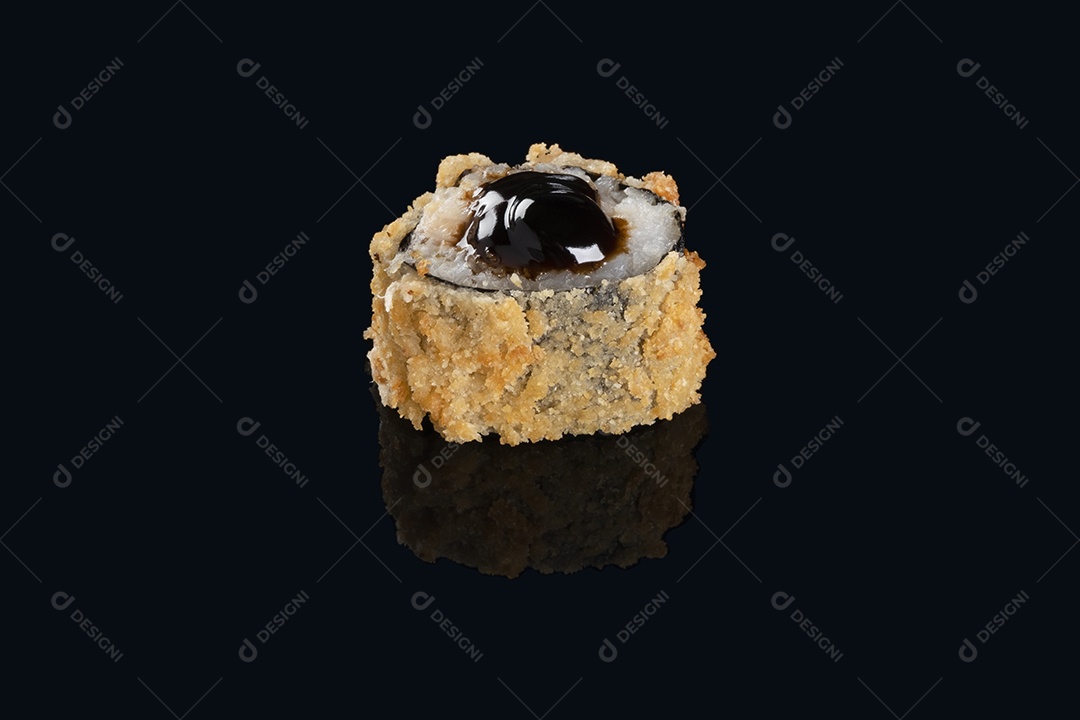 rolo quente com salmão e cream cheese isolado no fundo preto.