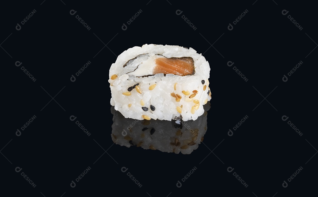 Sushi de salmão isolado no fundo preto.