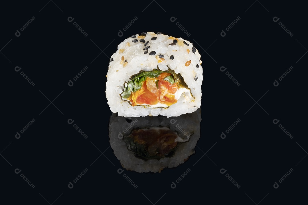 Sushi de salmão isolado no fundo preto.