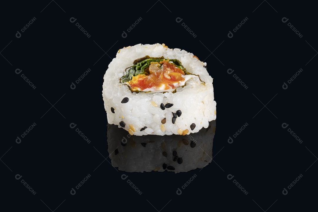 Sushi de tomate seco isolado no fundo preto.