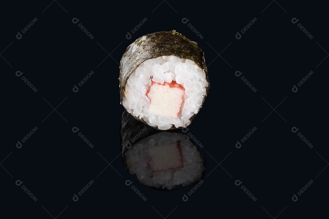 sushi de salmão envolto com algas marinhas isoladas em fundo preto.