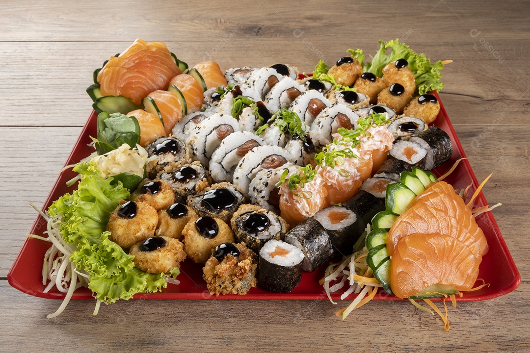 Uramaki de salmão grelhado com cream cheese.