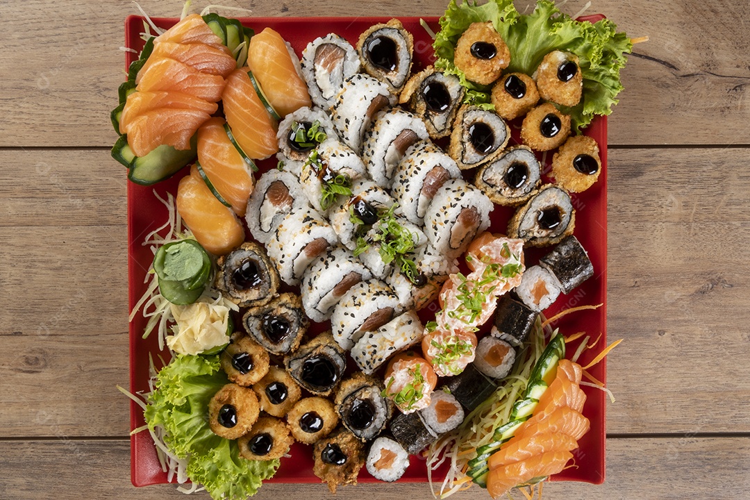 Mistura de sushi e sashimi no prato vermelho