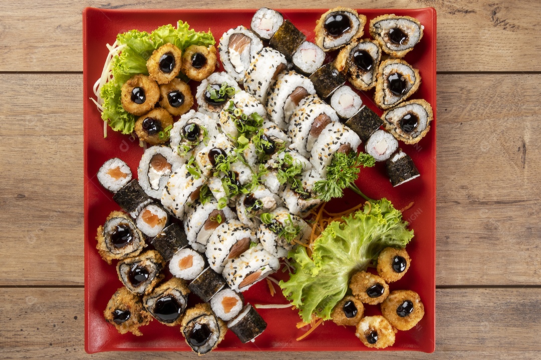 Uramaki de salmão grelhado com cream cheese.