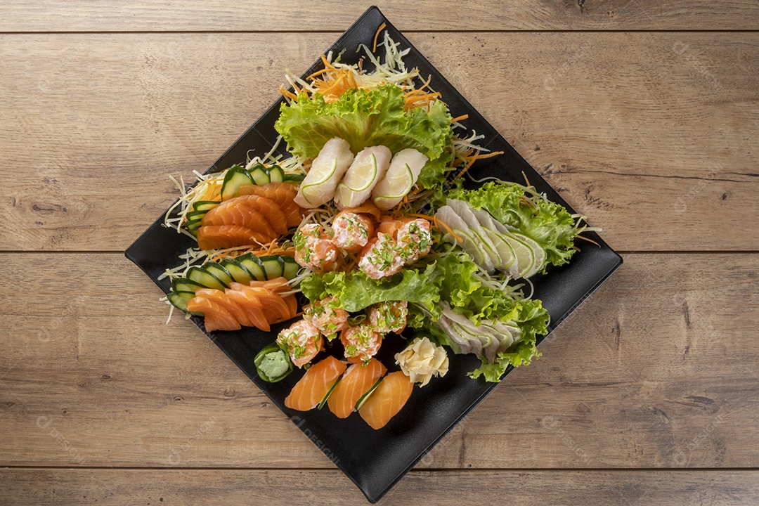 Uramaki de salmão grelhado com cream cheese.