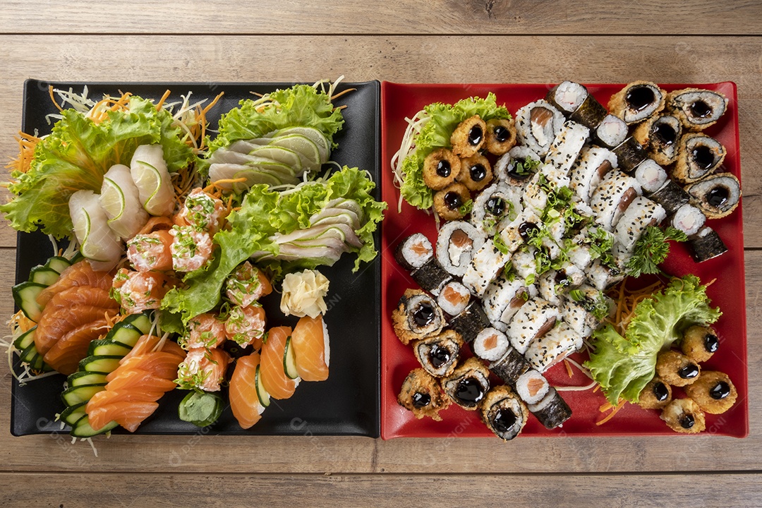 Uramaki de salmão grelhado com cream cheese.