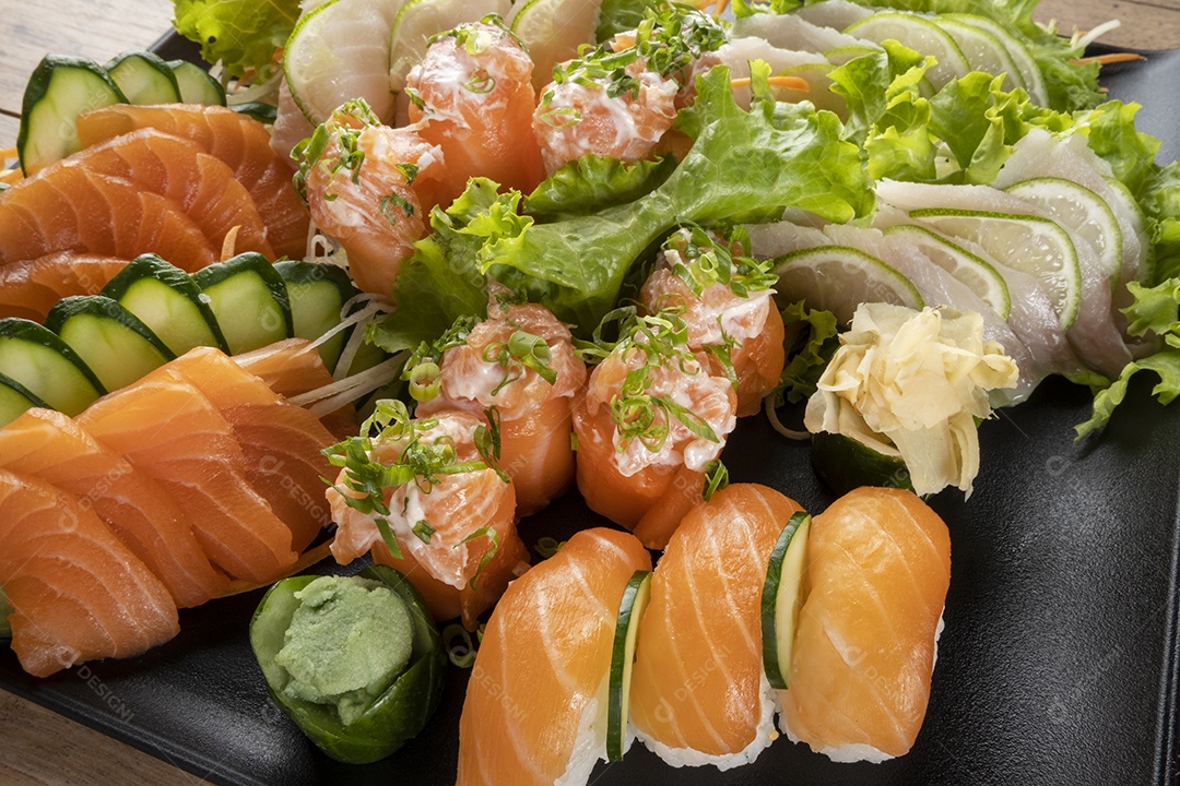 Uramaki de salmão grelhado com cream cheese.